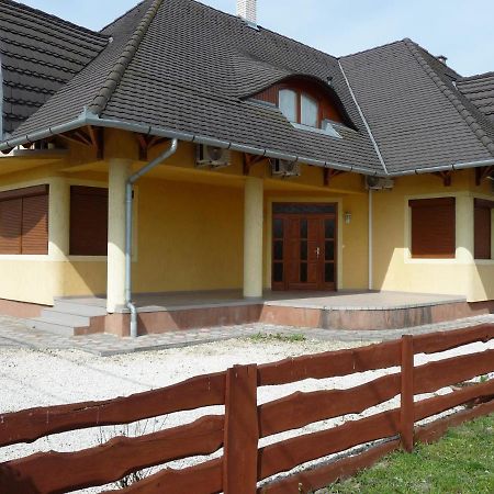 Nadas Tarsashaz Balatonlelle Exterior foto