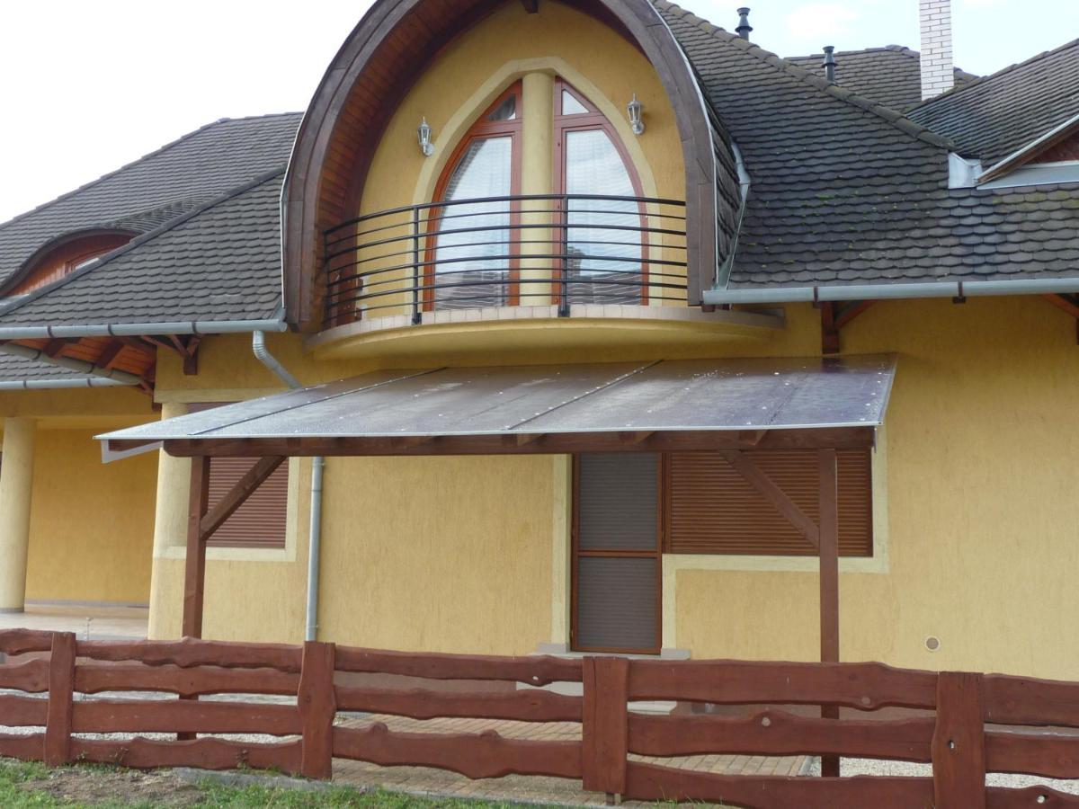Nadas Tarsashaz Balatonlelle Exterior foto