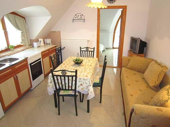 Nadas Tarsashaz Balatonlelle Exterior foto
