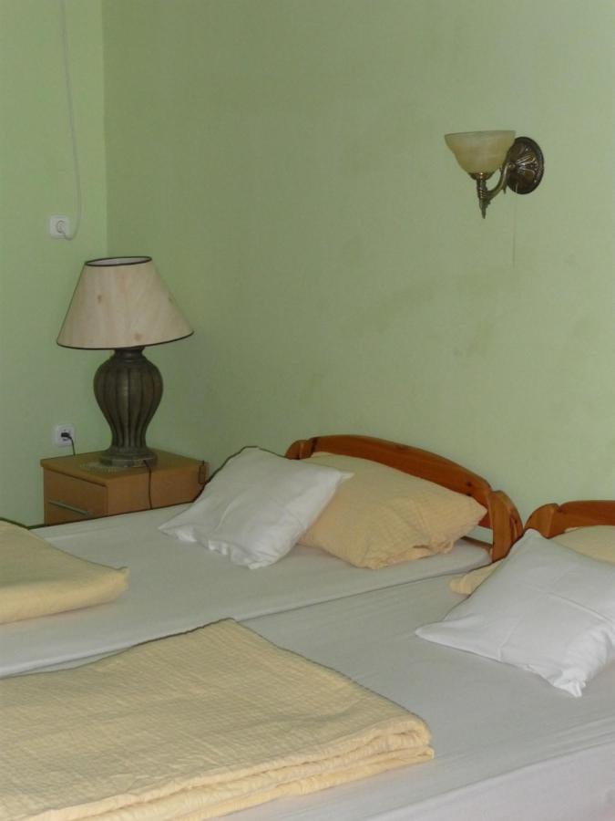 Nadas Tarsashaz Balatonlelle Exterior foto