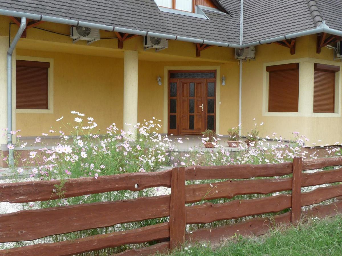 Nadas Tarsashaz Balatonlelle Exterior foto