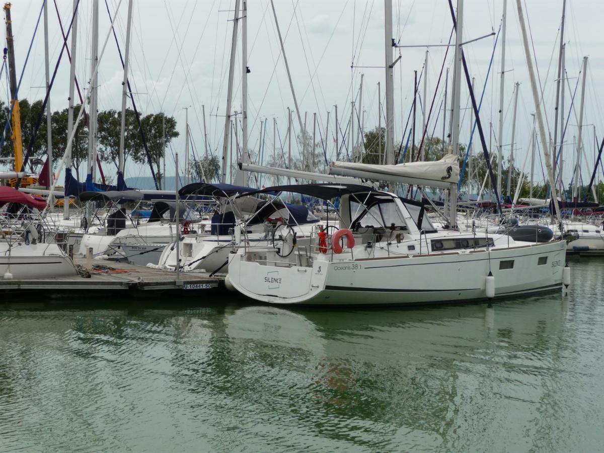 Nadas Tarsashaz Balatonlelle Exterior foto