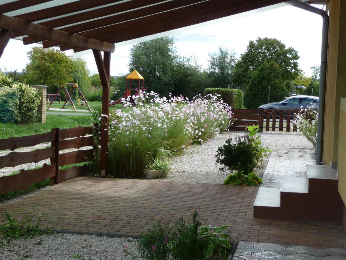 Nadas Tarsashaz Balatonlelle Exterior foto